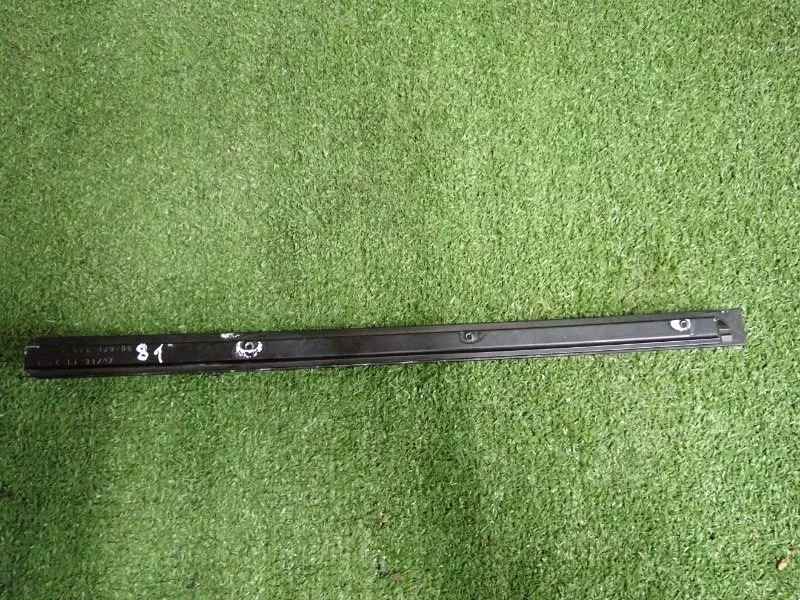 Направляющая стекла двери