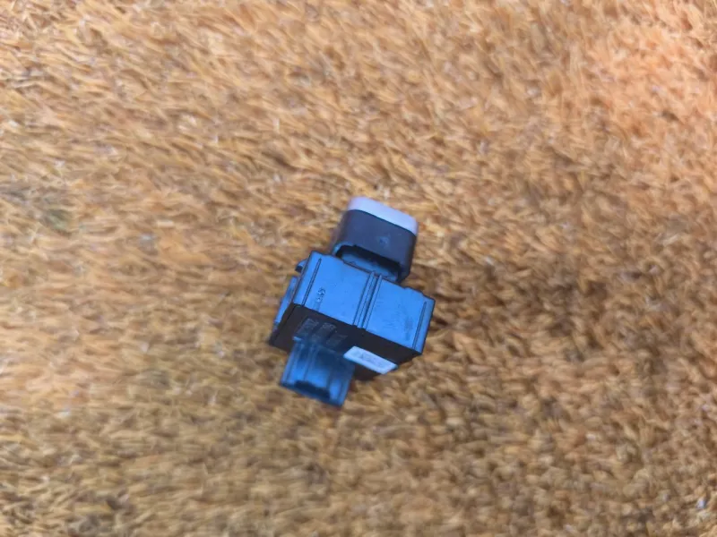 Кнопка стеклоподъемника