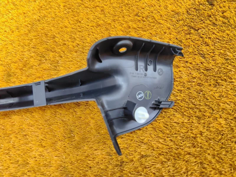 Накладка петли крышки багажника