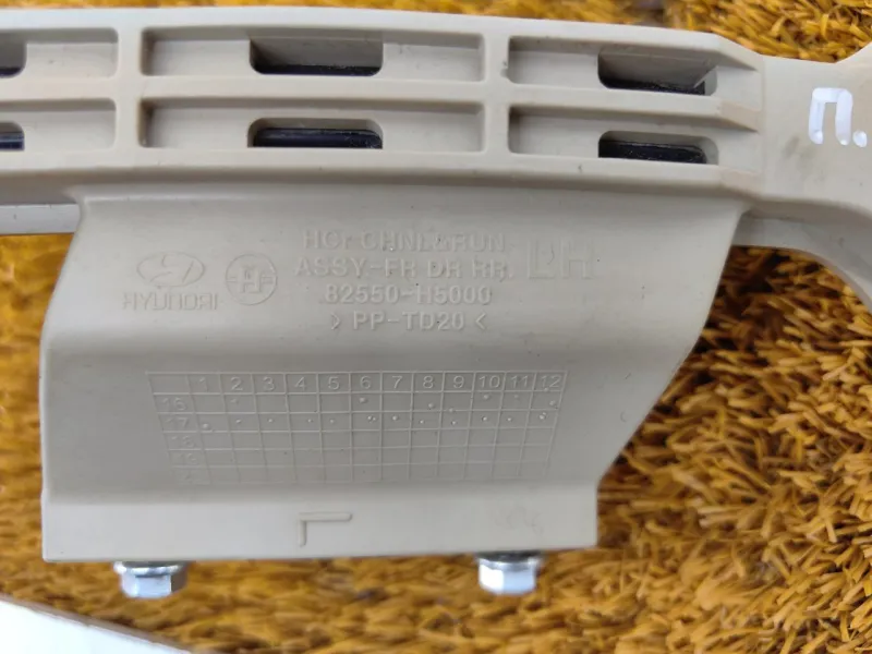 Направляющая стекла двери