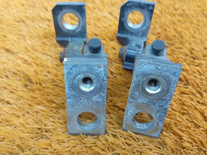 Петля двери