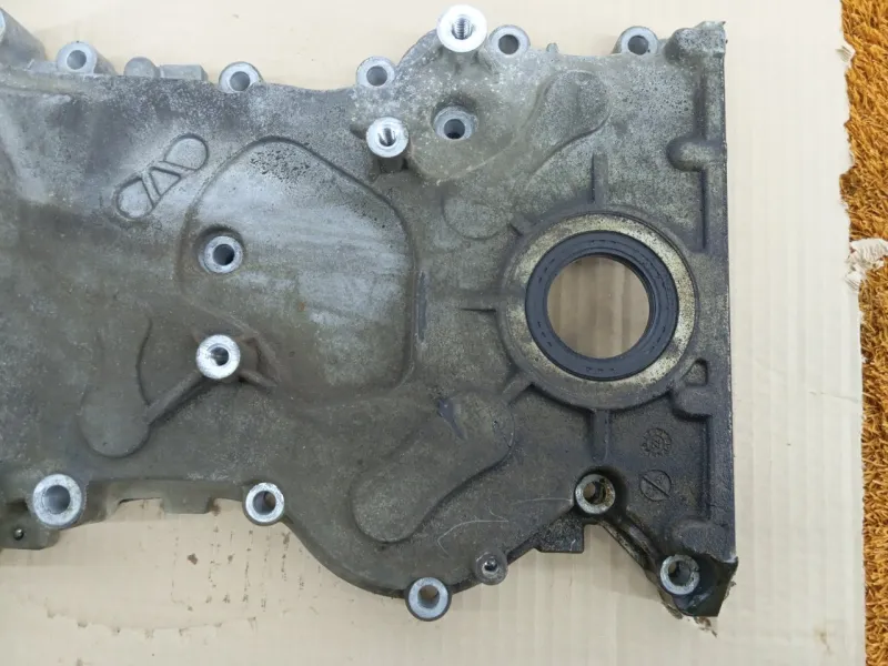 Крышка двигателя передняя