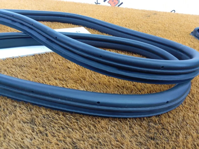 Уплотнитель проема двери