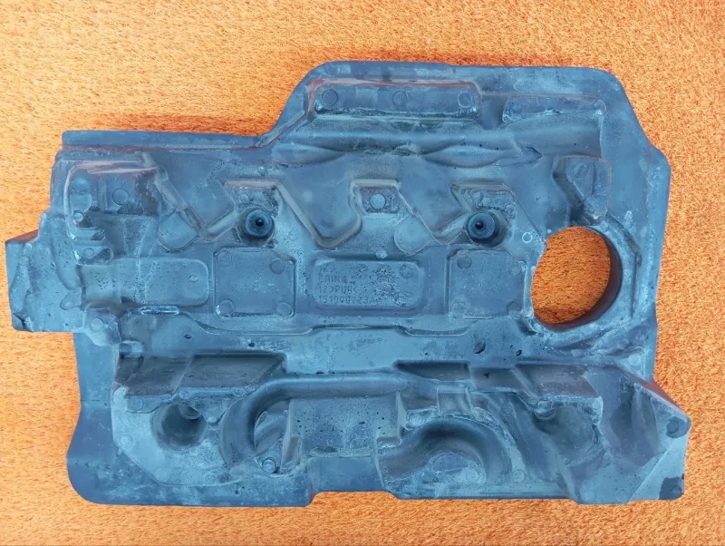 Декоративная крышка двигателя