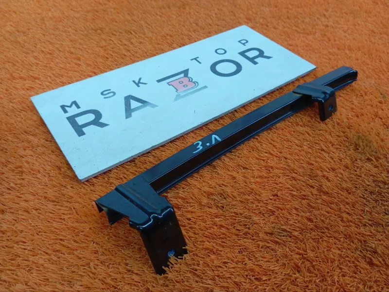 Направляющая стекла двери