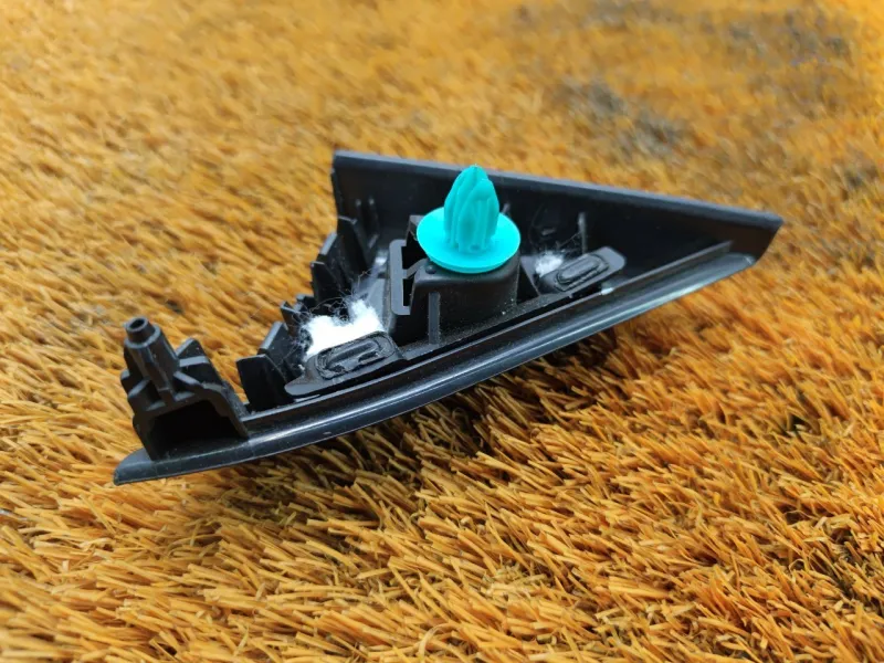 Уголок двери