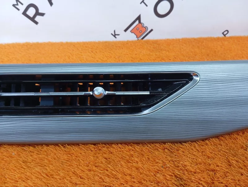 Декоративная накладка торпедо под дефлектор