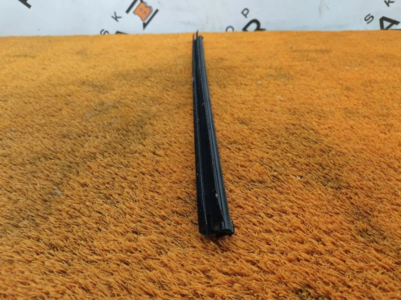 Уплотнитель стекла двери