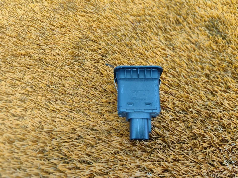 Кнопка открывания багажника