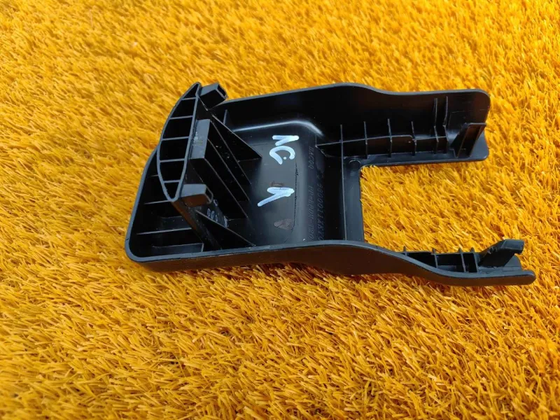 Заглушка крепления сиденья