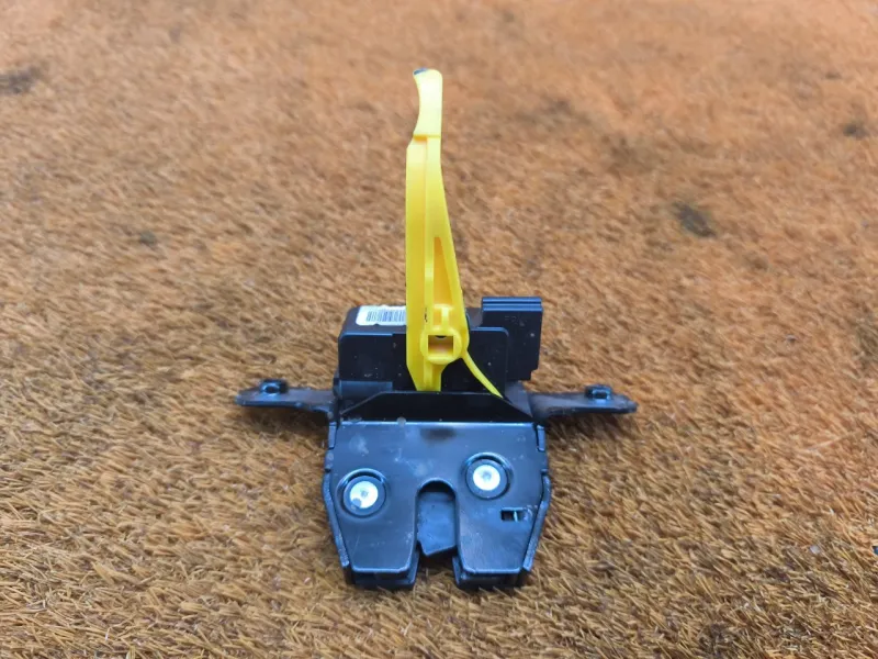 Замок багажника