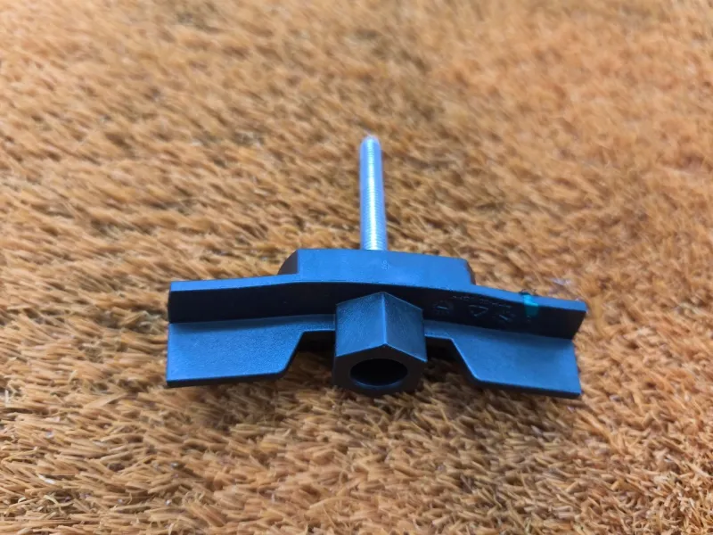 Болт крепления запасного колеса