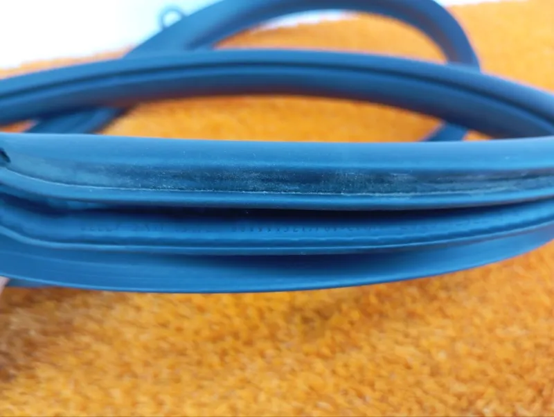 Уплотнитель проема двери