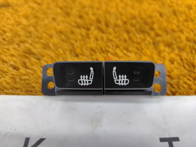 Кнопка обогрева сидений