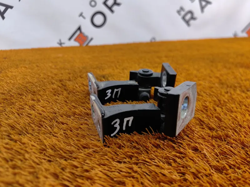 Петля двери