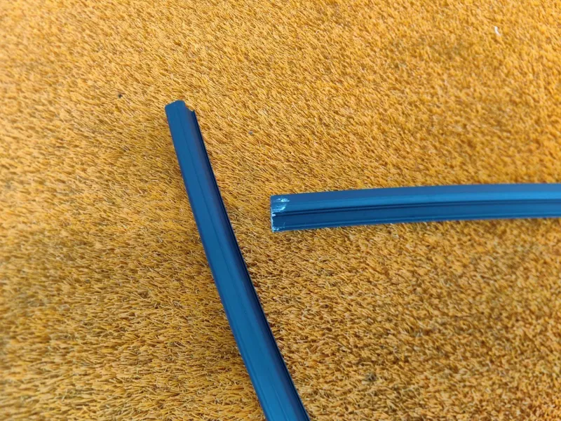 Уплотнитель стекла двери