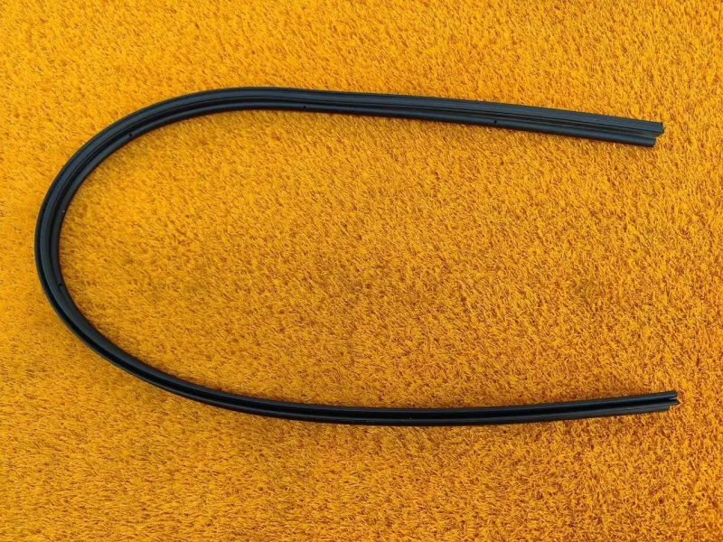 Уплотнитель капота