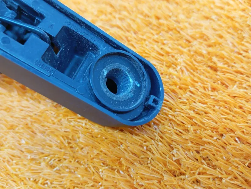 Поводок стеклоочистителя багажника