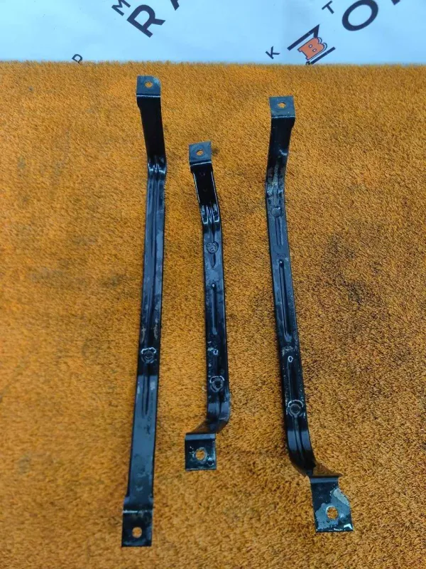 Крепление топливного бака