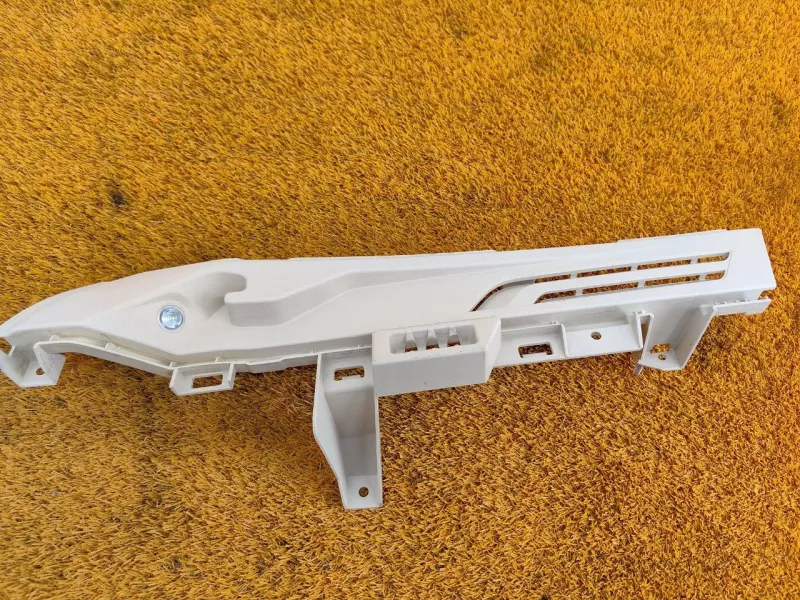 Направляющая шторки багажника