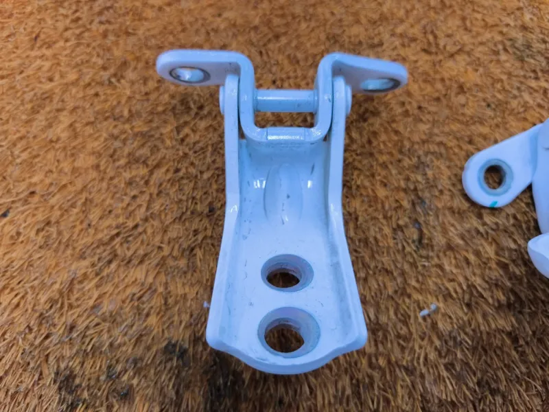 Петля двери