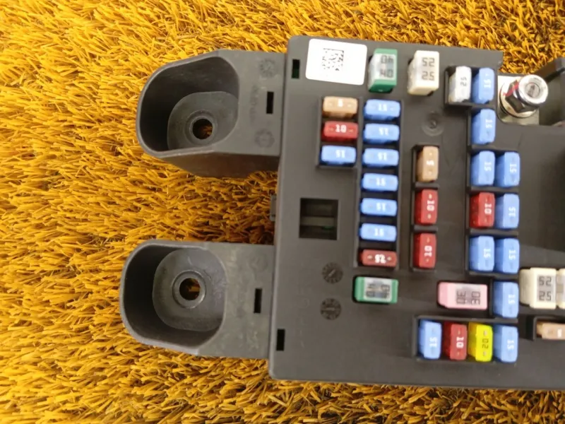 Блок предохранителей салонный