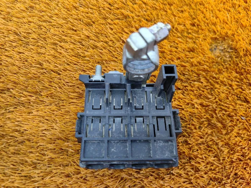 Клемма аккумулятора