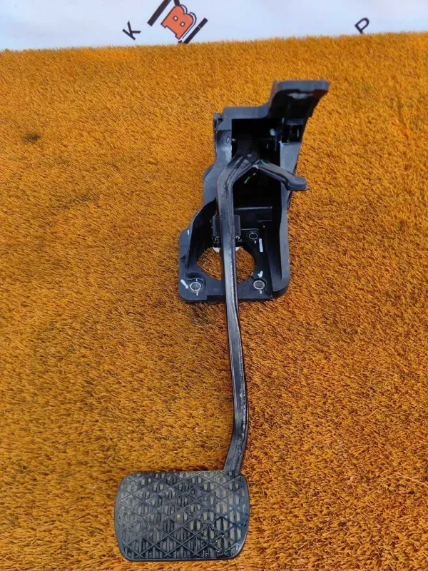 Педаль тормоза