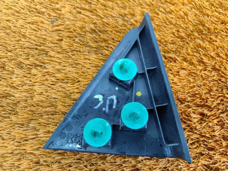 Уголок двери