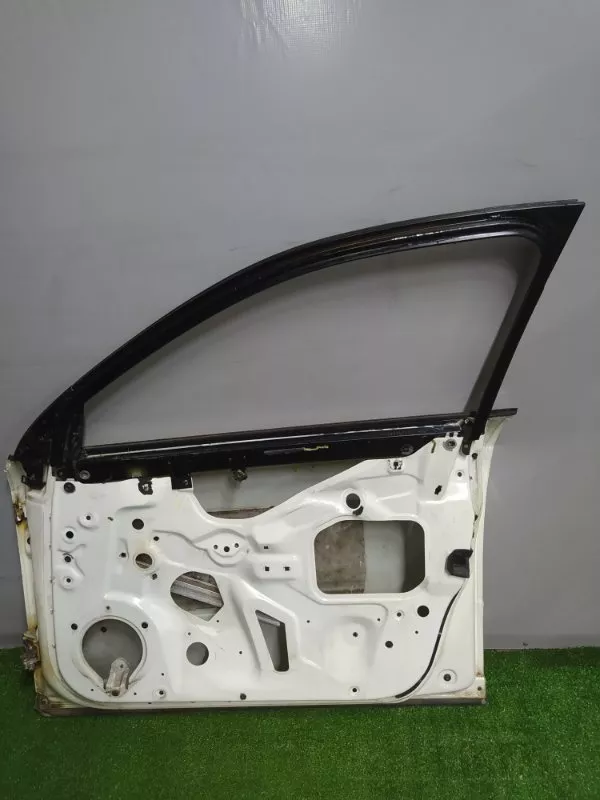 Дверь Audi A4 2005 8E0831052J B7, передняя правая