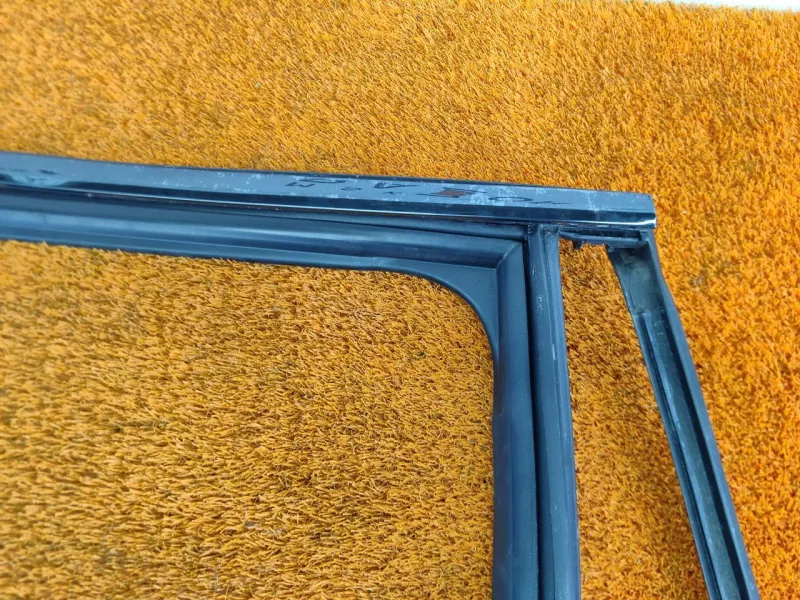 Уплотнитель стекла двери