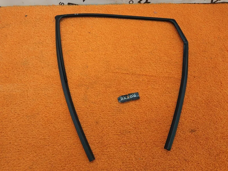 Уплотнитель стекла двери