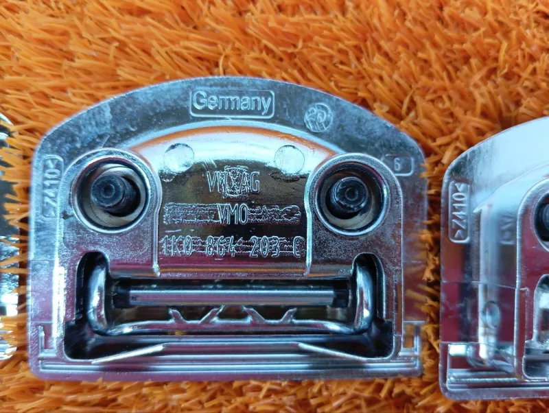 Петля багажника