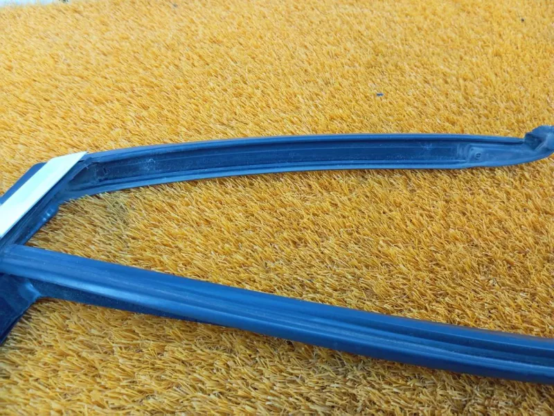 Уплотнитель стекла двери