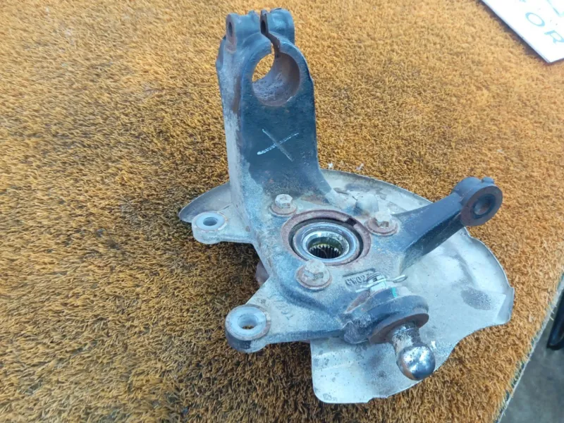 Кулак поворотный