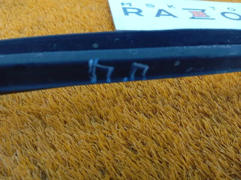 Уплотнитель стекла двери