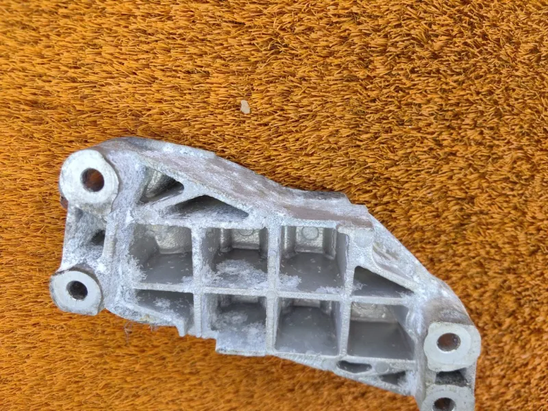 Кронштейн опоры двигателя