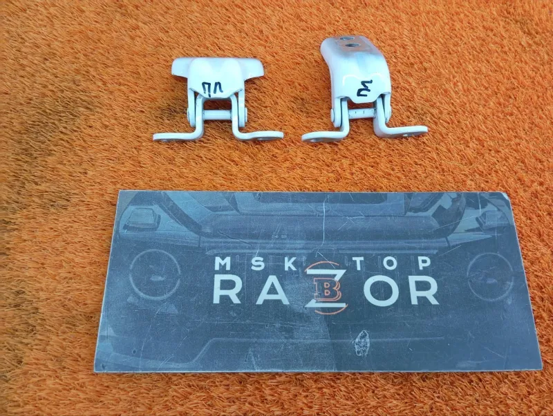 Петля двери