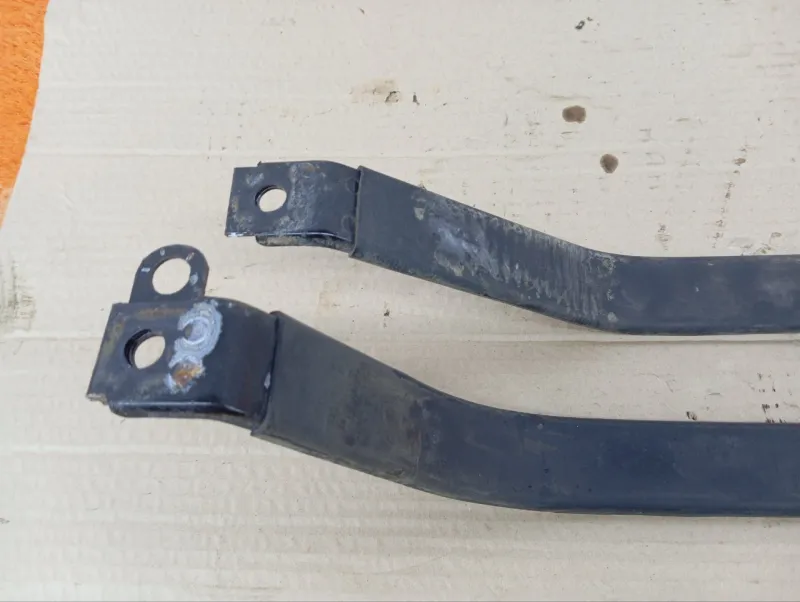 Крепление топливного бака