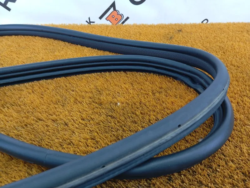 Уплотнитель проема двери