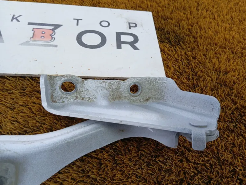 Петля капота