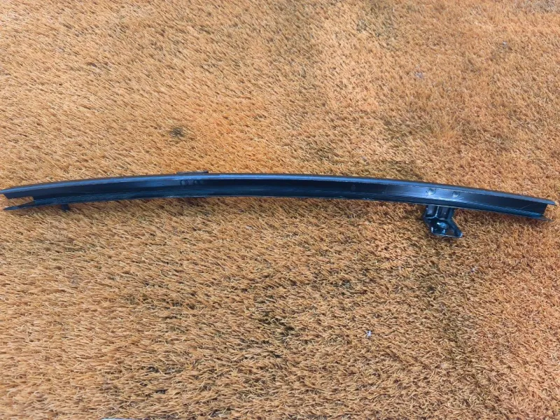 Направляющая стекла двери