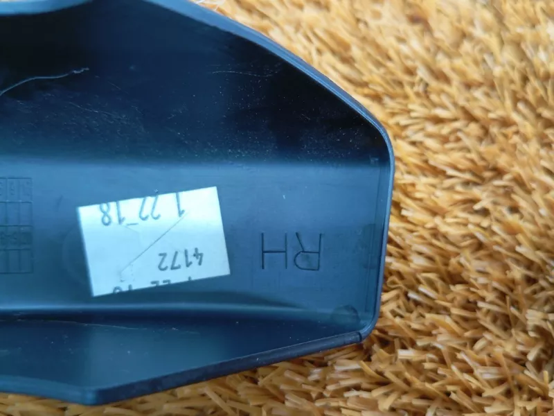 Накладка петли крышки багажника