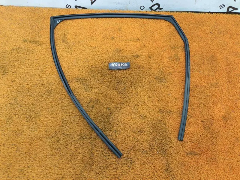 Уплотнитель стекла двери