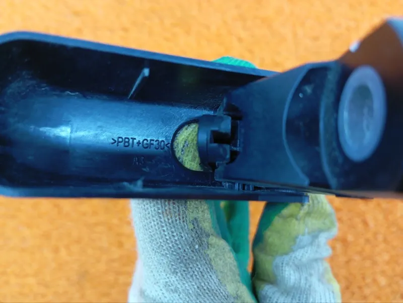 Поводок стеклоочистителя багажника