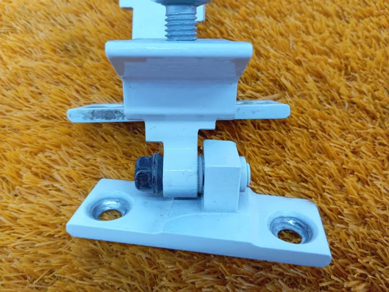 Петля двери