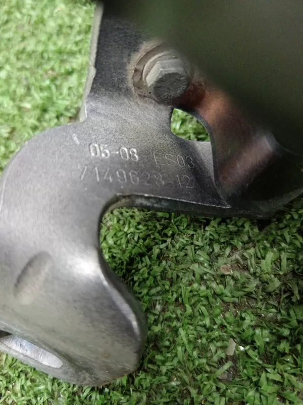 Петля двери багажника