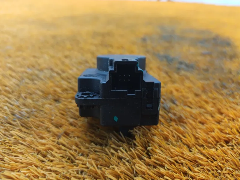 Сервопривод заслонок печки