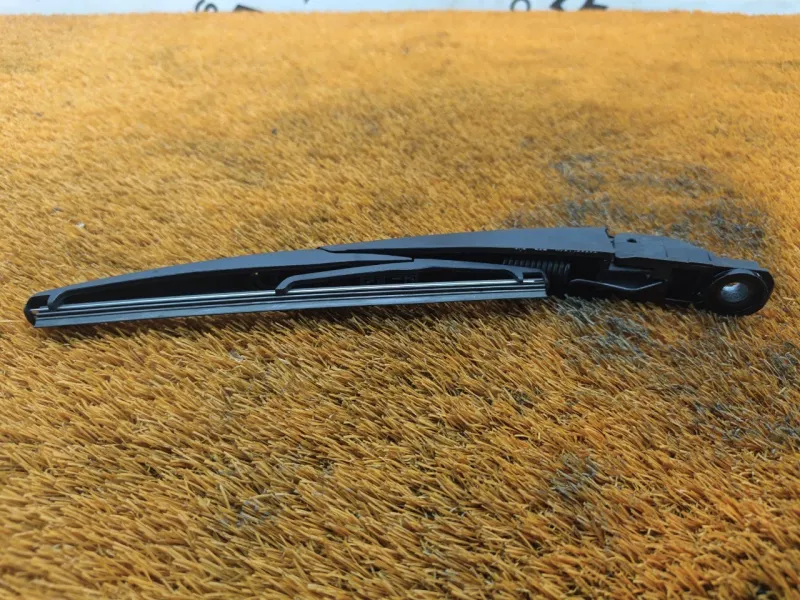 Поводок стеклоочистителя багажника