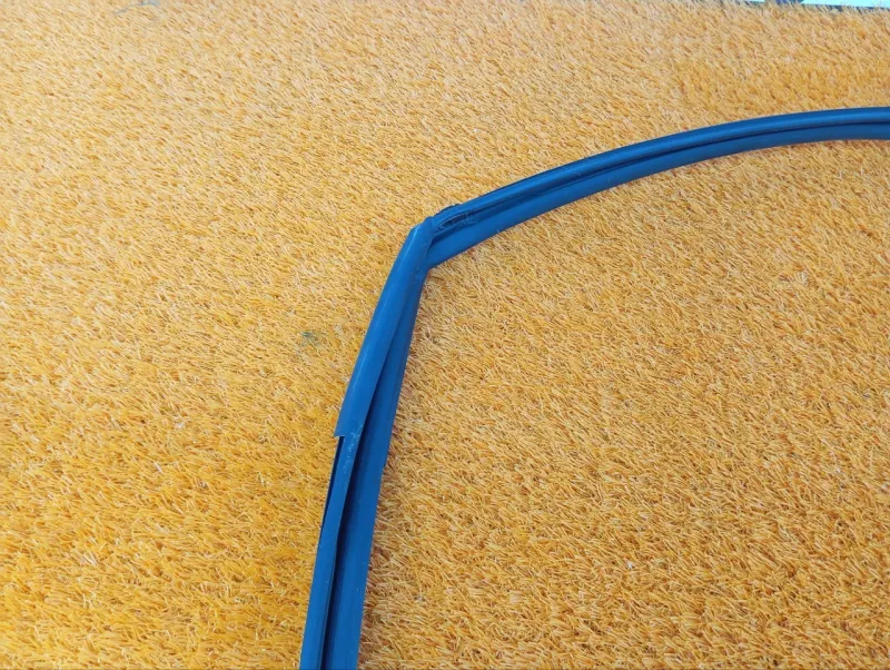 Уплотнитель стекла двери